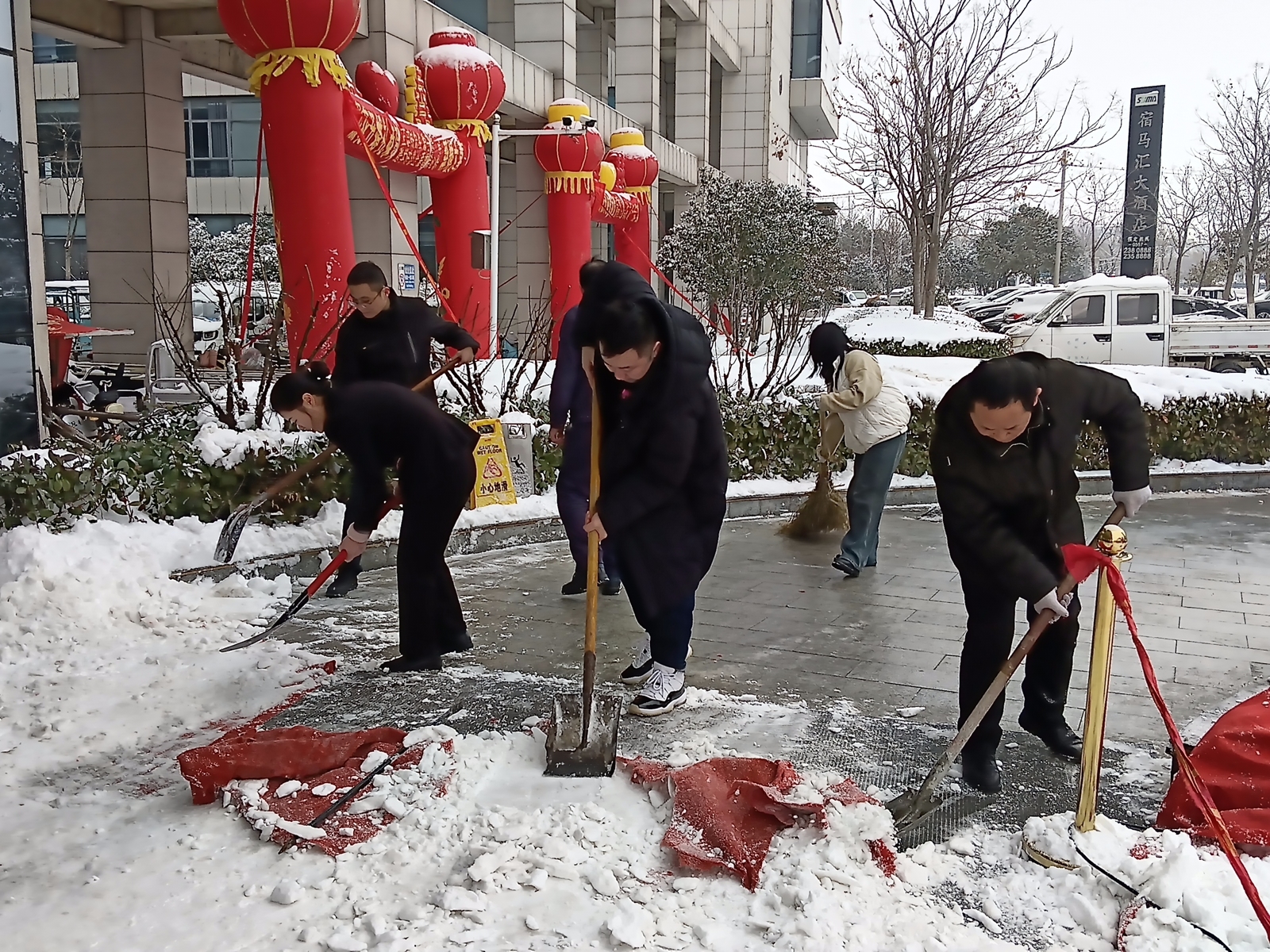 宿马汇积极清理积雪，确保路面畅通安全(图1)